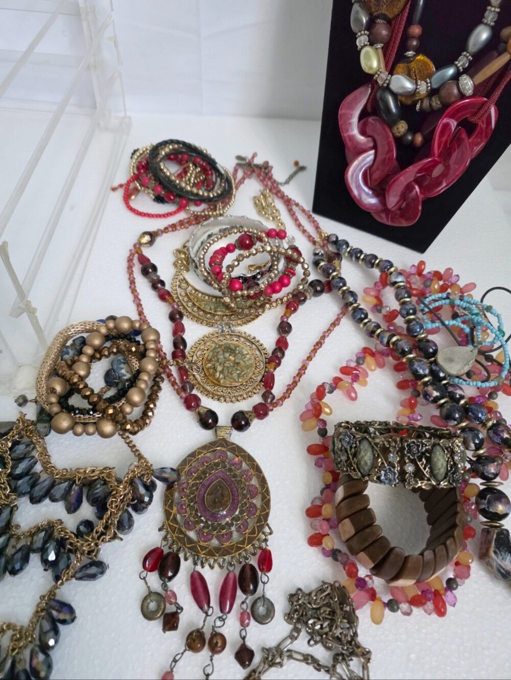 6.75lb Of Jewelry 109 Piece Earrings Bracelets Brooches Necklaces Rings - Picture 3 of 8